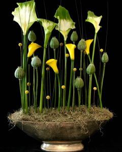 Blumengesteck mit grünem Mohn und Calla